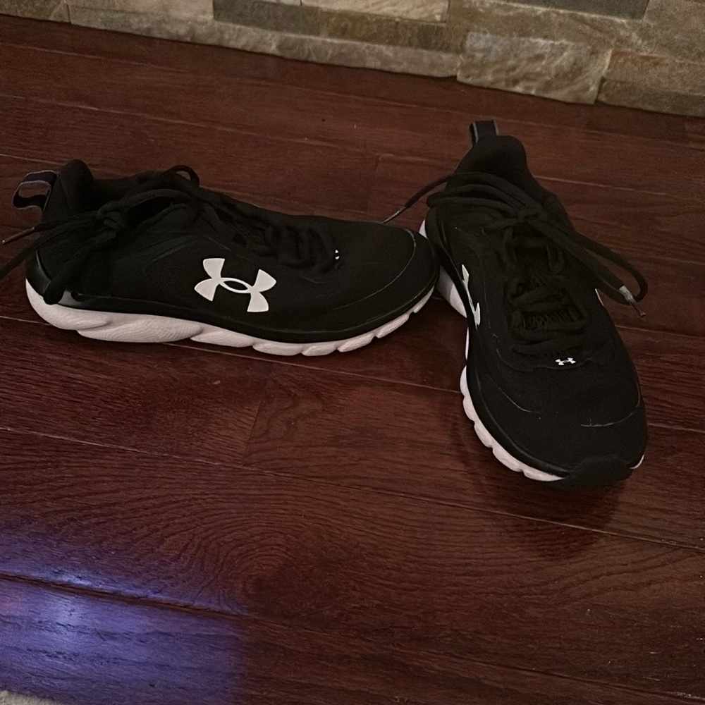 Girls size 4 under armour sneakers great condition only worn a few times